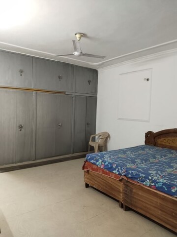 1 RK Builder Floor For Rent in Sector 37