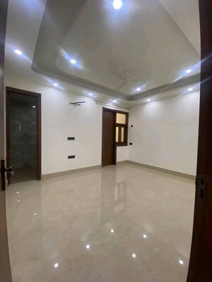 Room in 3 BHK Builder Floor at Hargobind Enclave – for Rent