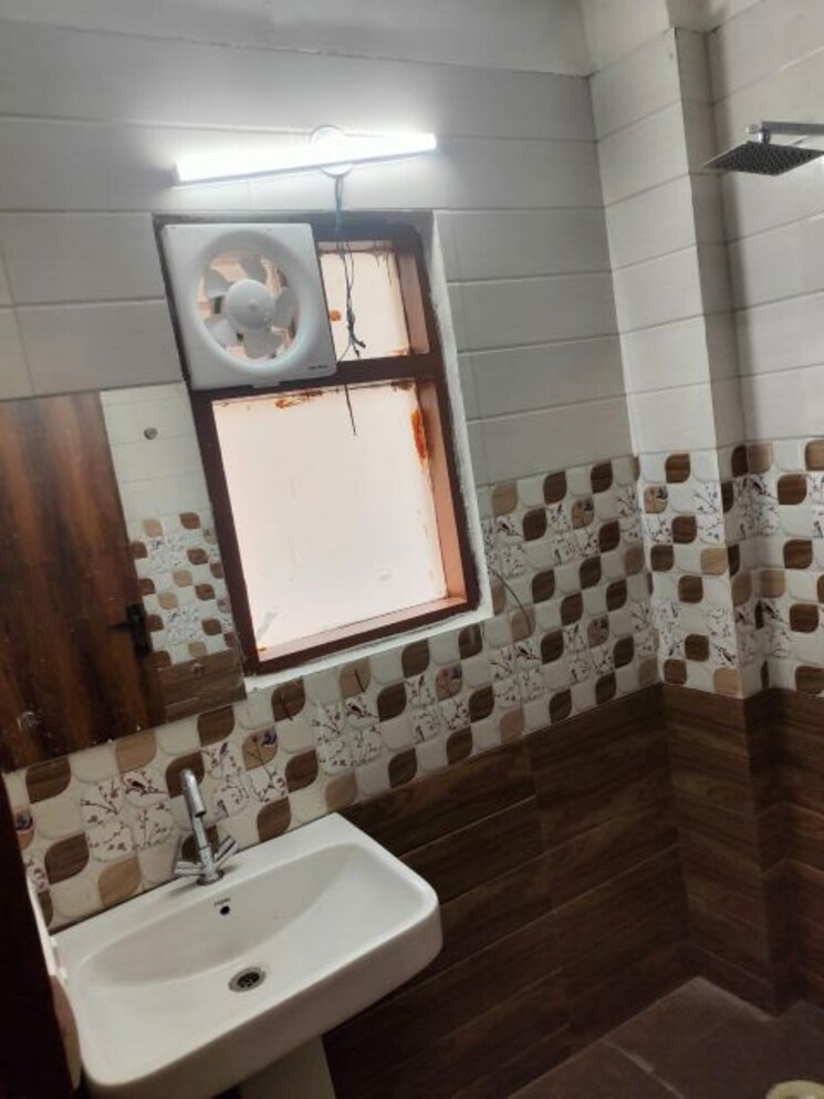 Bathroom, dlf-city-phase-iv 1.5 Bedroom 600 Sq.Ft. Builder Floor In Dlf Phase iv Gurgaon 9721324