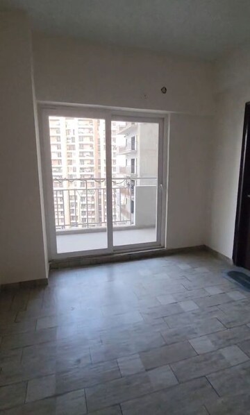 Room in 3 BHK Apartment at Shri Radha Aqua Garden, Sector 16b Greater Noida – for Rent