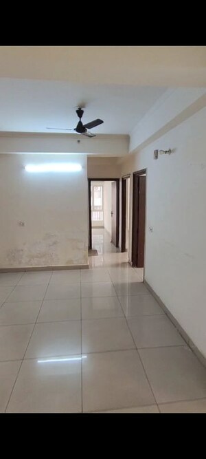Room in 3 BHK Apartment at Panchsheel Greens, Sector 16 Greater Noida – for Rent