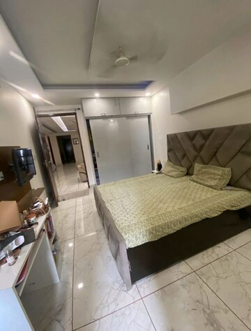 Master Bedroom in 3 BHK Builder Floor at DLF Centre Point, Sector 11 – for Sale