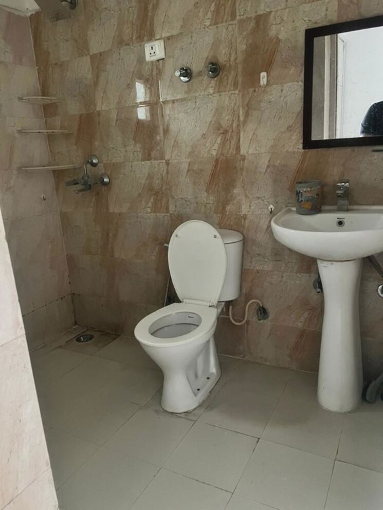 Bathroom, ajnara-le-garden 3 Bedroom 1500 Sq.Ft. Apartment In Sector 16b Greater Noida Greater Noida 9721728