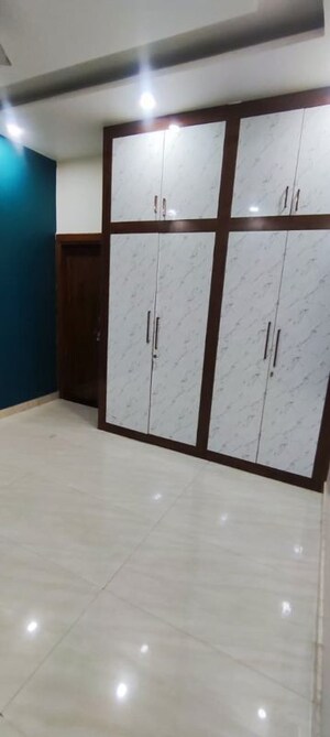 Room in 2.5 BHK Villa at Gamma I Greater Noida – for Rent