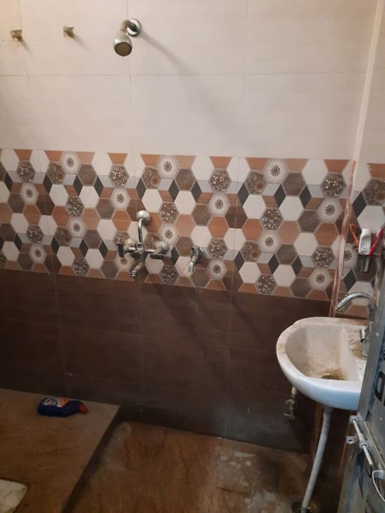 Bathroom, kotwali 4 Bedroom 1200 Sq.Ft. Independent House In Kotwali Varanasi 9721844