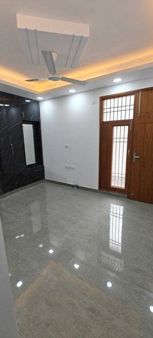 Room in 2.5 BHK Apartment at Gaur City 5th Avenue, Sector 4 Greater Noida – for Rent