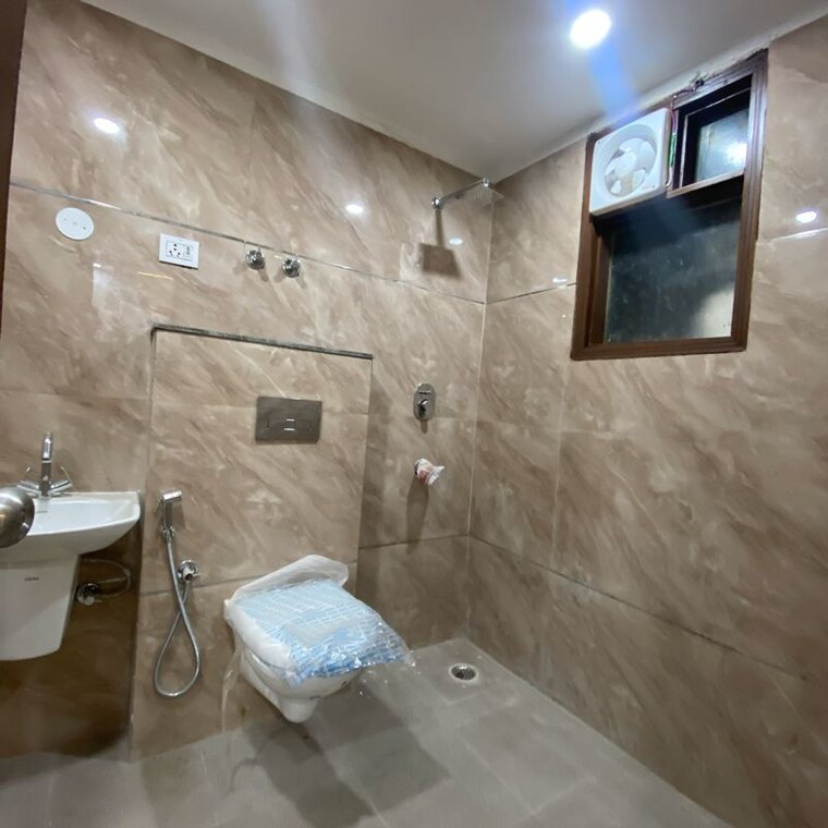 Bathroom, chattarpur 3 Bedroom 1300 Sq.Ft. Builder Floor In Chattarpur Delhi 9722072