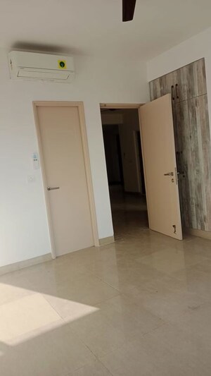 Room in 3 BHK Apartment at Emaar Emerald Floors Premier, Sector 65 – for Rent