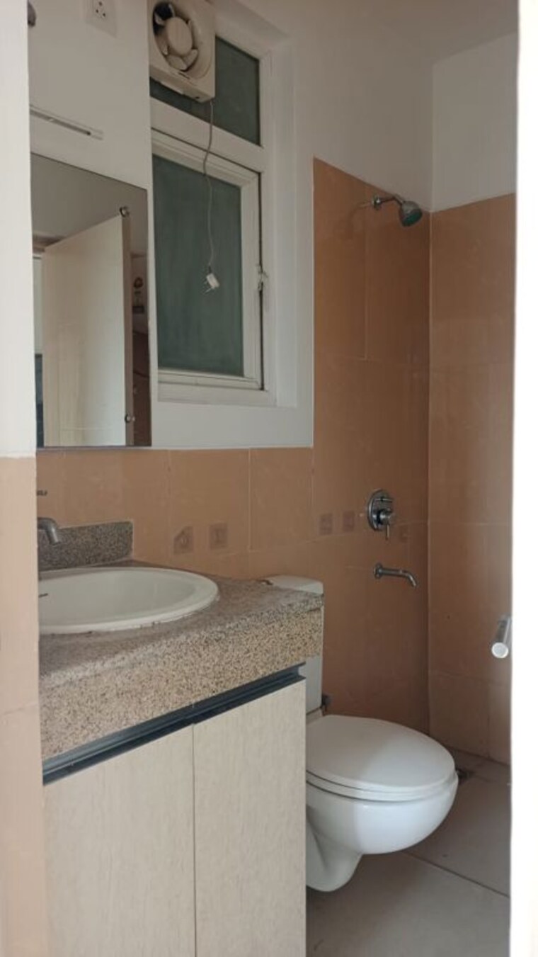 Bathroom, emaar-emerald-floors-premier 3 Bedroom 1650 Sq.Ft. Apartment In Sector 65 Gurgaon 9722087