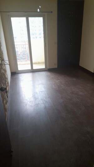 Room in 3 BHK Apartment at Amrapali Heartbeat City, Sector 107 – for Sale
