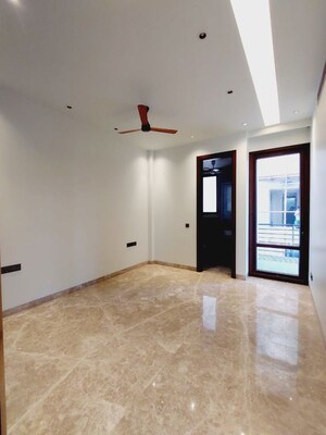 Room in 3 BHK Builder Floor at DLF Queens Court, Greater Kailash ii – for Sale