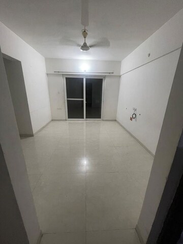 Room in 2 BHK Apartment at Majestique Towers, Kharadi – for Rent