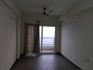 Room in Studio Apartment at Gaur Runway Suites, Gaur Yamuna City – for Rent