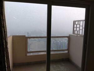 Room in Studio Apartment at Gaur Runway Suites, Gaur Yamuna City – for Rent