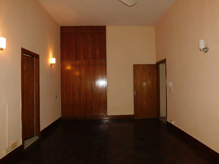Room, friends colony 4 Bedroom 6000 Sq.Ft. Builder Floor In Friends Colony Delhi 9722320