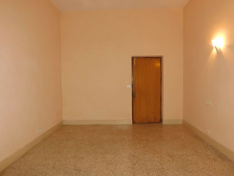 Room, friends colony 4 Bedroom 6000 Sq.Ft. Builder Floor In Friends Colony Delhi 9722320