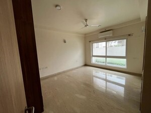 Room in 4 BHK Apartment at Embassy Oasis, Frazer Town – for Rent