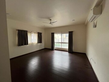 Room in 4 BHK Apartment at Embassy Oasis, Frazer Town – for Rent