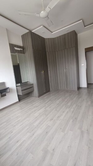 Room in 3 BHK Apartment at Cunningham Hallmark, Vasanth Nagar – for Rent