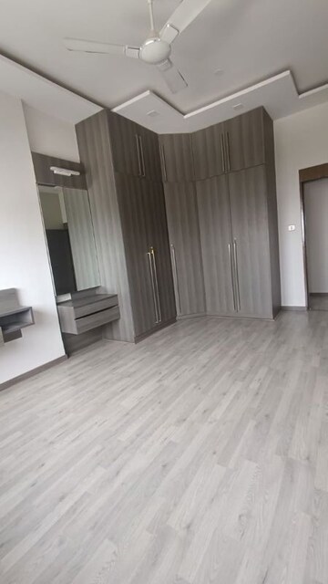 Room in 3 BHK Apartment at Cunningham Hallmark, Vasanth Nagar – for Rent