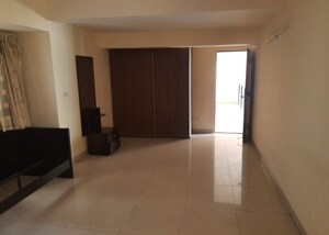 Room in 4 BHK Apartment at Embassy Habitat, Palace Road – for Rent