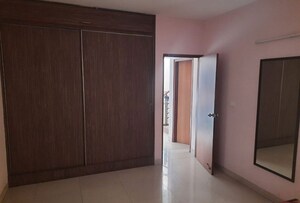 Room in 4 BHK Apartment at Embassy Habitat, Palace Road – for Rent