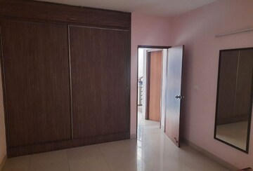 Room in 4 BHK Apartment at Embassy Habitat, Palace Road – for Rent