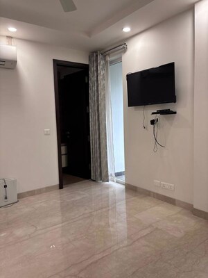 Room in 4 BHK Apartment at Green Park Extension – for Rent