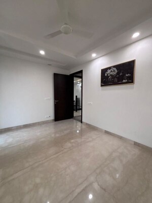 Room in 4 BHK Apartment at Green Park Extension – for Rent