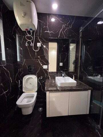 Attached Bathroom in 4 BHK Apartment at Green Park Extension – for Rent