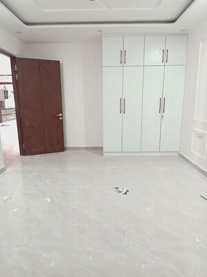 Room in 3.5 BHK Builder Floor at Sector 19 – for Rent