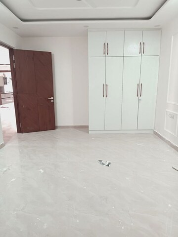 Room in 3.5 BHK Builder Floor at Sector 19 – for Rent