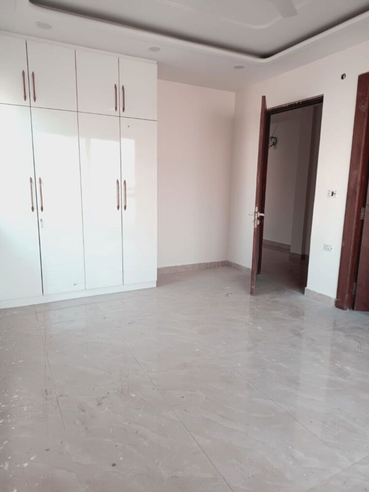 Room, sector 19 3.5 Bedroom 2250 Sq.Ft. Builder Floor In Sector 19 Faridabad 9583114