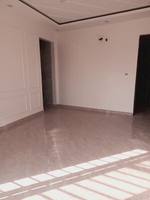 Room in 3.5 BHK Builder Floor at Sector 19 – for Rent