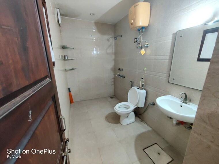 Bathroom, sector 28 1.5 Bedroom 1250 Sq.Ft. Builder Floor In Sector 28 Faridabad 9209461