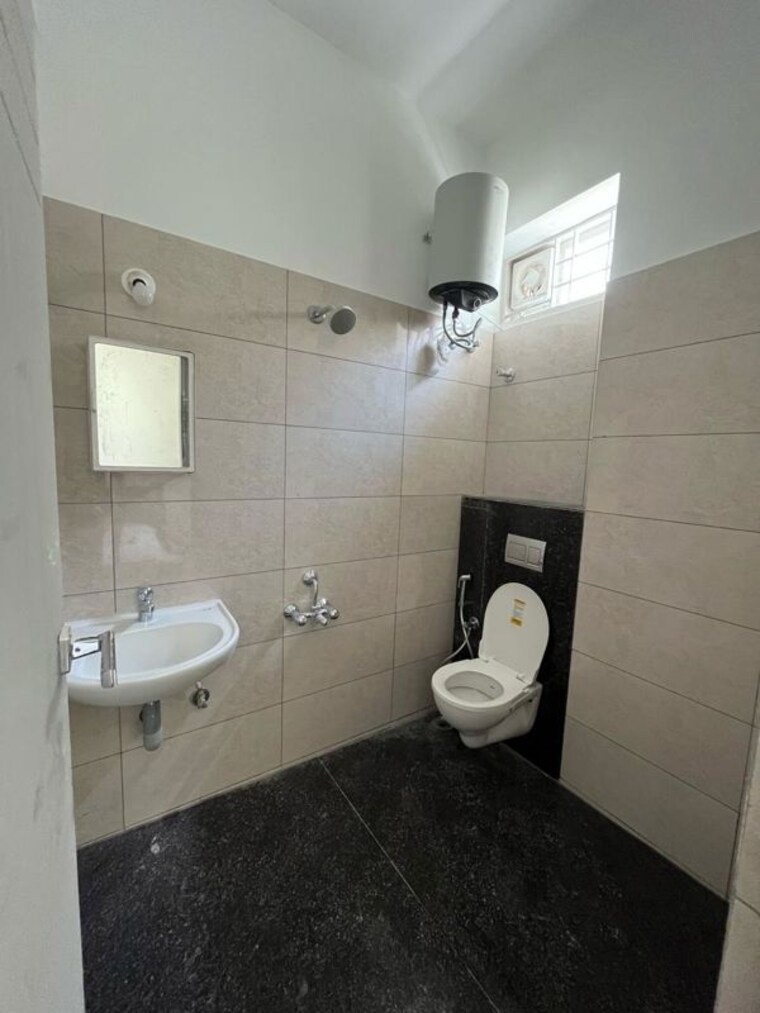 Bathroom, priyanka-silver-serenity 1 Bedroom 700 Sq.Ft. Apartment In Marathahalli Bangalore 9722576