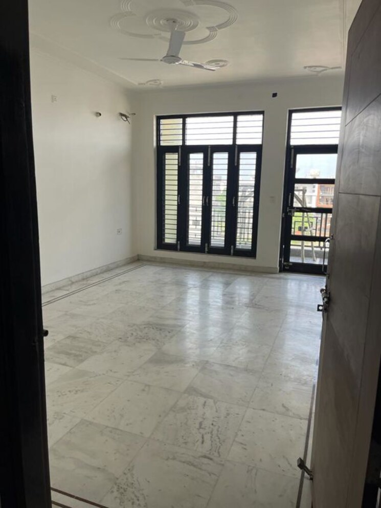 Room, bptp-parkland 3 Bedroom 260 Sq.Yd. Builder Floor In Sector 75 Faridabad 9722584