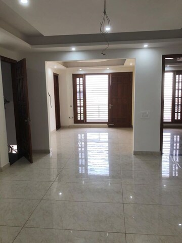Room in 3 BHK Builder Floor at BPTP Parklands, Sector 76 – for Sale