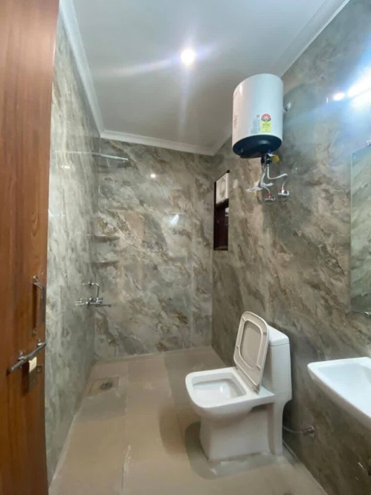 Bathroom, freedom fighters enclave 1 Bedroom 500 Sq.Ft. Apartment In Freedom Fighters Enclave Delhi 9722596