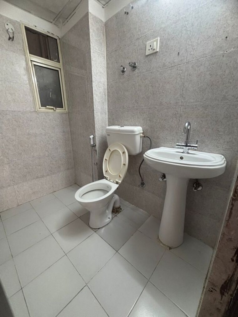Bathroom, panchsheel-greens-ii 2 Bedroom 915 Sq.Ft. Apartment In Sector 16 Greater Noida Greater Noida 9722656