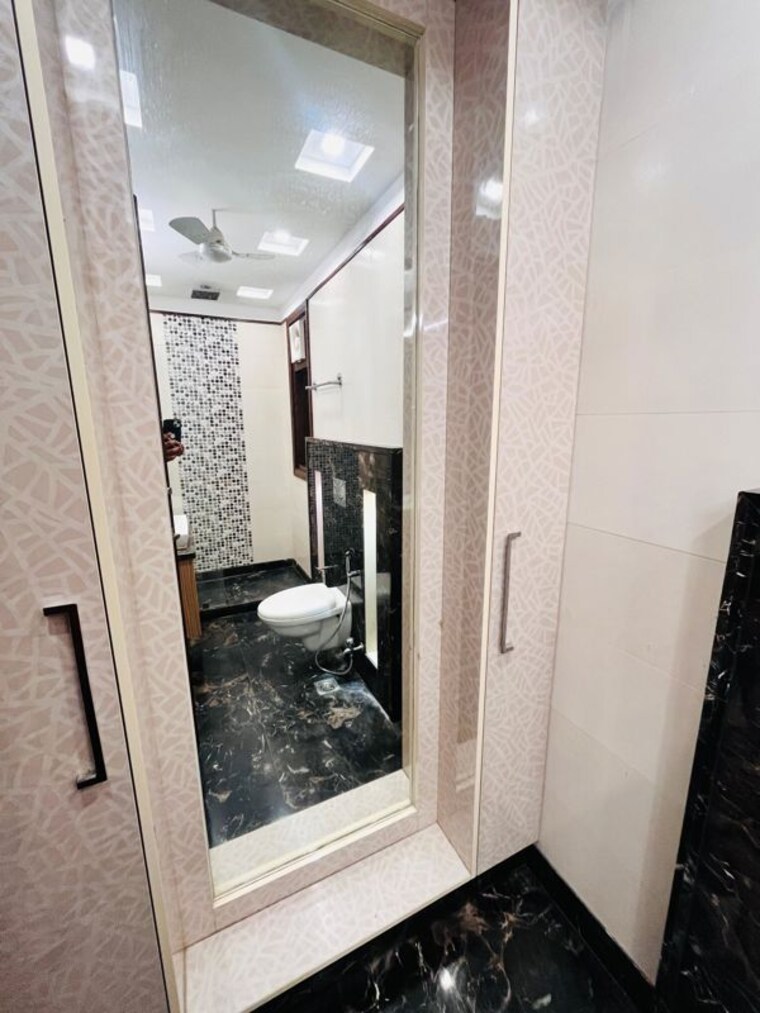 Bathroom, safdarjung development area 3 Bedroom 1500 Sq.Ft. Builder Floor In Safdarjung Development Area Delhi 9722675