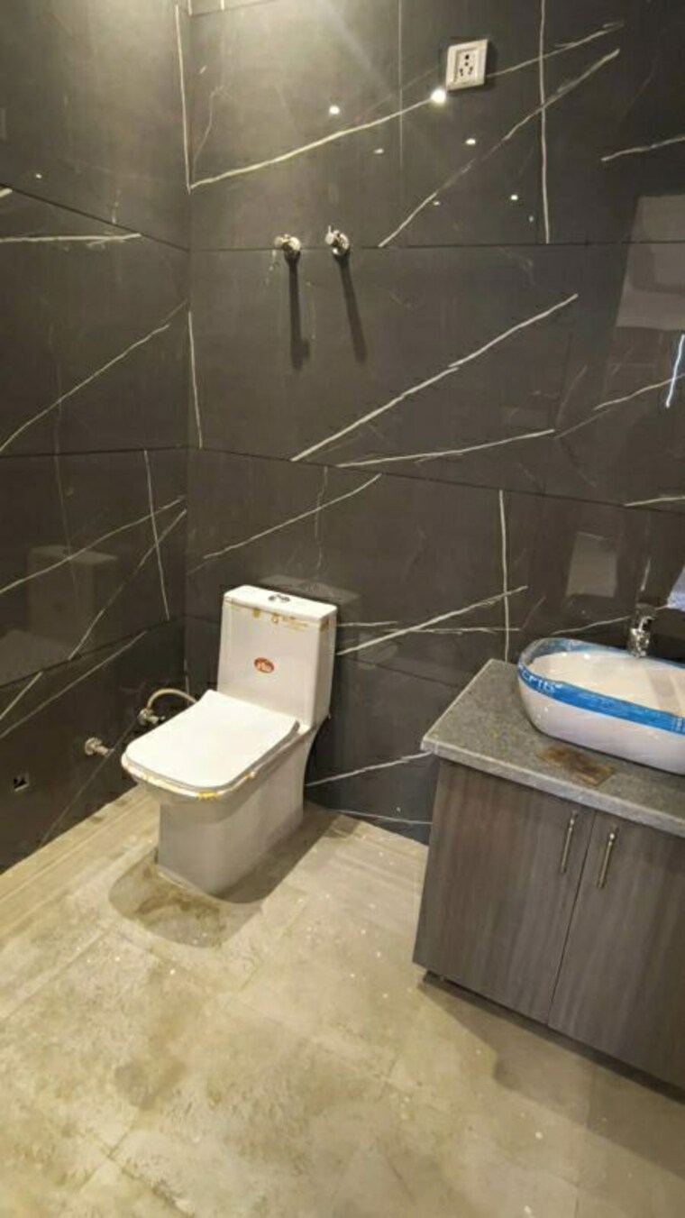 Bathroom, green fields colony 4 Bedroom 410 Sq.Yd. Builder Floor In Green Fields Colony Faridabad 9722682