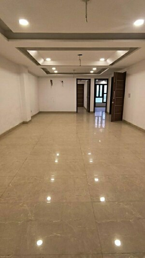 Room in 4 BHK Builder Floor at Green Fields Colony – for Rent