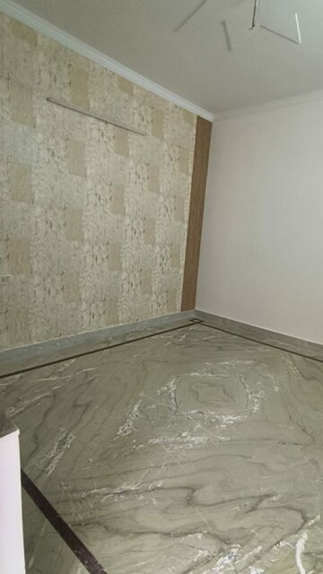 Room in 4 BHK Builder Floor at Green Fields Colony – for Rent