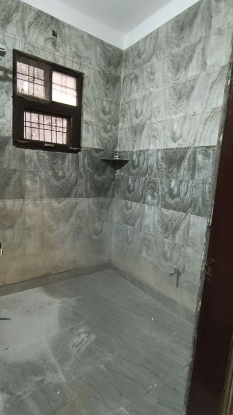 Bathroom, green fields colony 4 Bedroom 350 Sq.Ft. Builder Floor In Green Fields Colony Faridabad 9722694