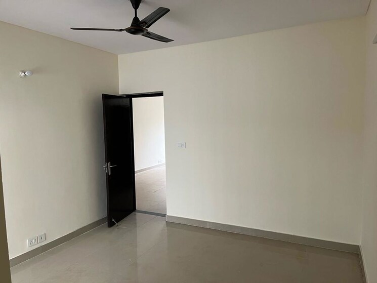 Room, puri-vip-floors 3 Bedroom 1000 Sq.Ft. Apartment In Sector 81 Faridabad 9722690