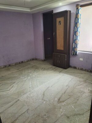 Room in 3 BHK Builder Floor at Srishti Greenfield Homes, Green Fields Colony – for Rent