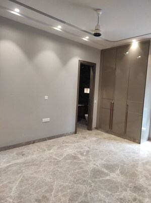 Room in 6+ BHK Independent House at Green Park – for Rent