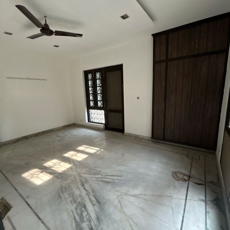 Room, south extension ii 4 Bedroom 4500 Sq.Ft. Builder Floor In South Extension ii Delhi 9706077
