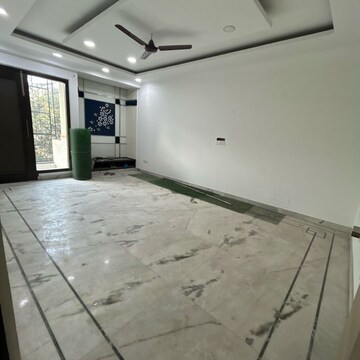 Room in 4 BHK Builder Floor at South Extension ii – for Rent